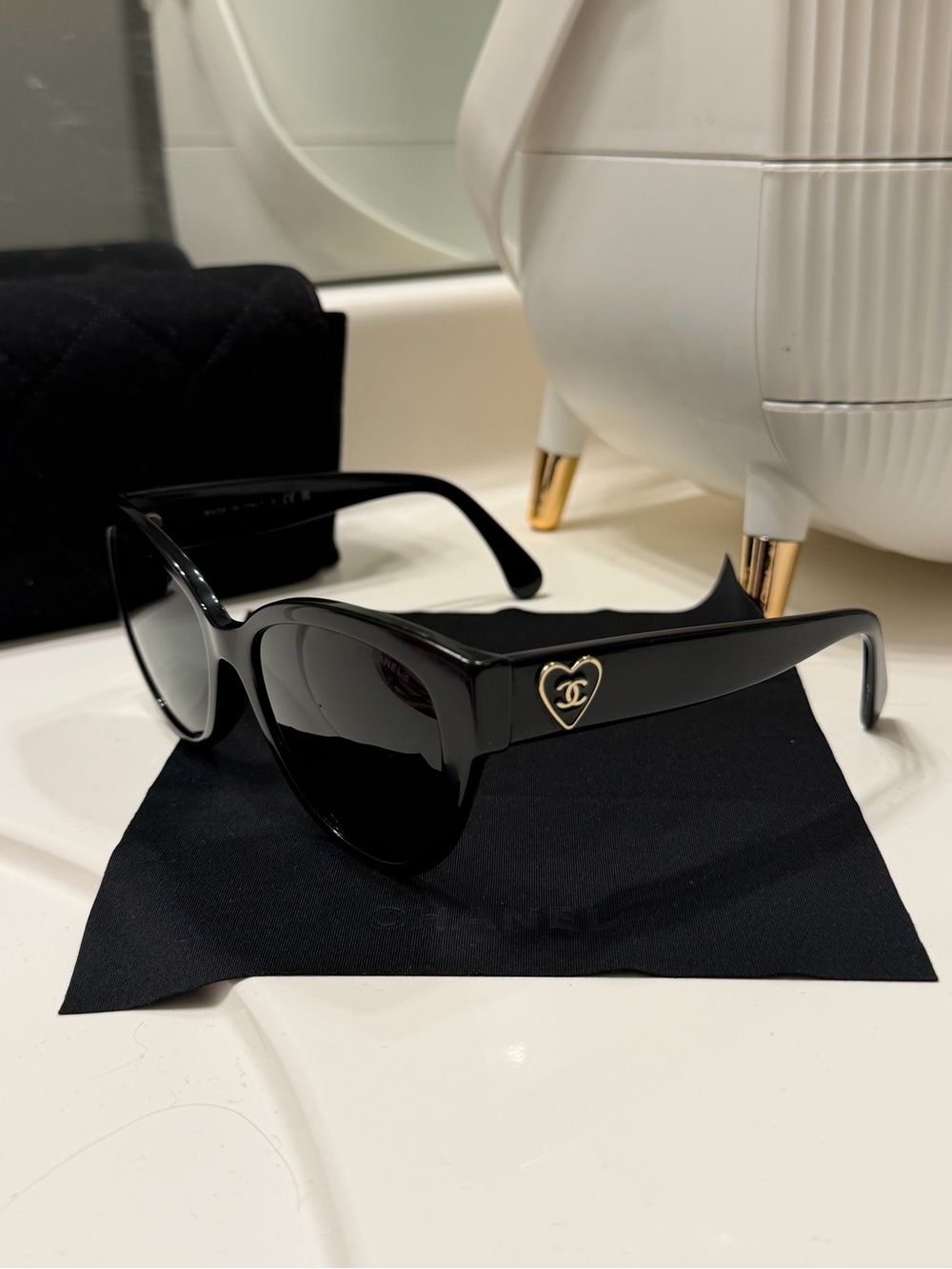 CHANEL Black Heart Logo Sunglasses - Picture 13 of 16